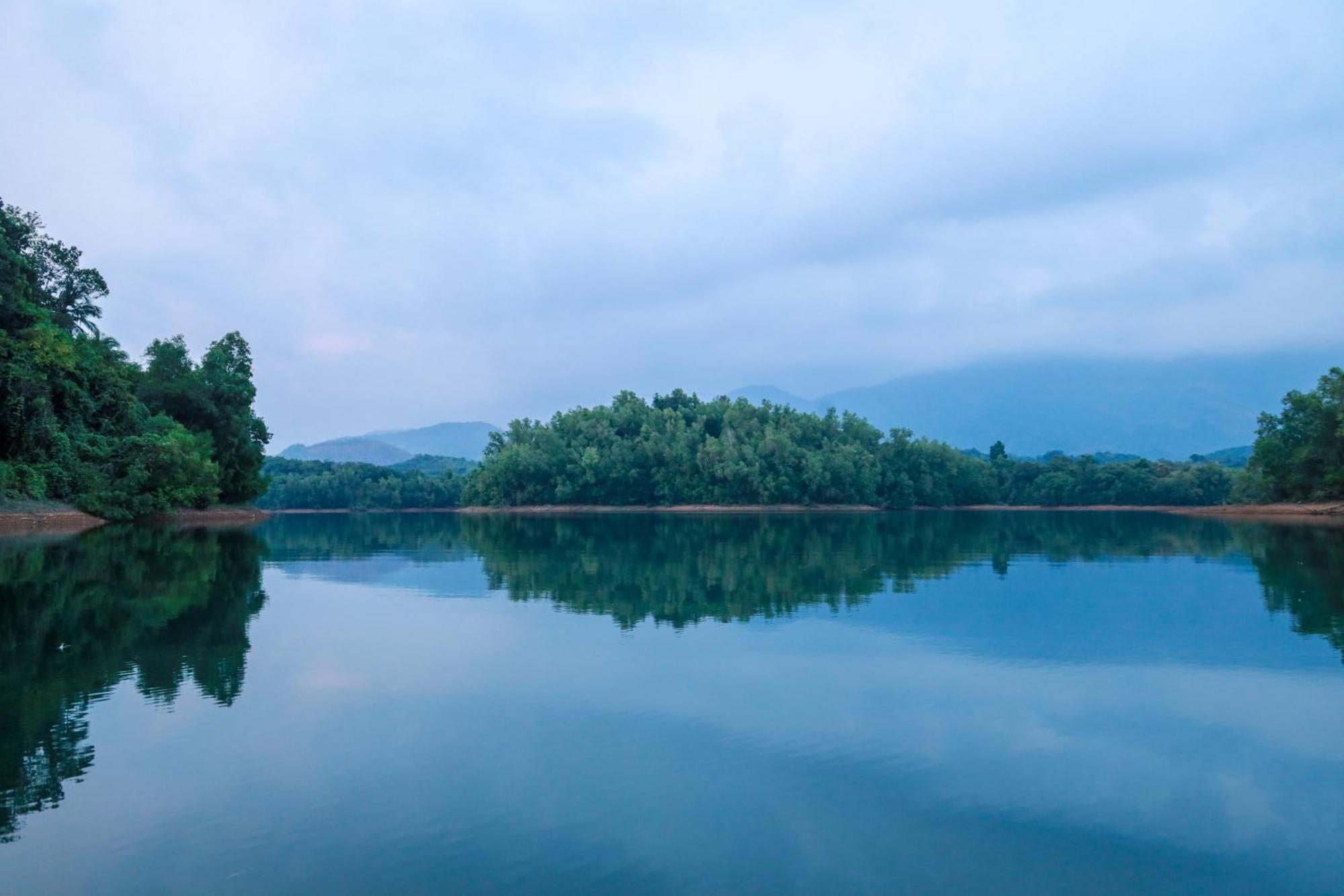 Serene Aqua Hills Kozhikode Hotell Mennanyam Eksteriør bilde