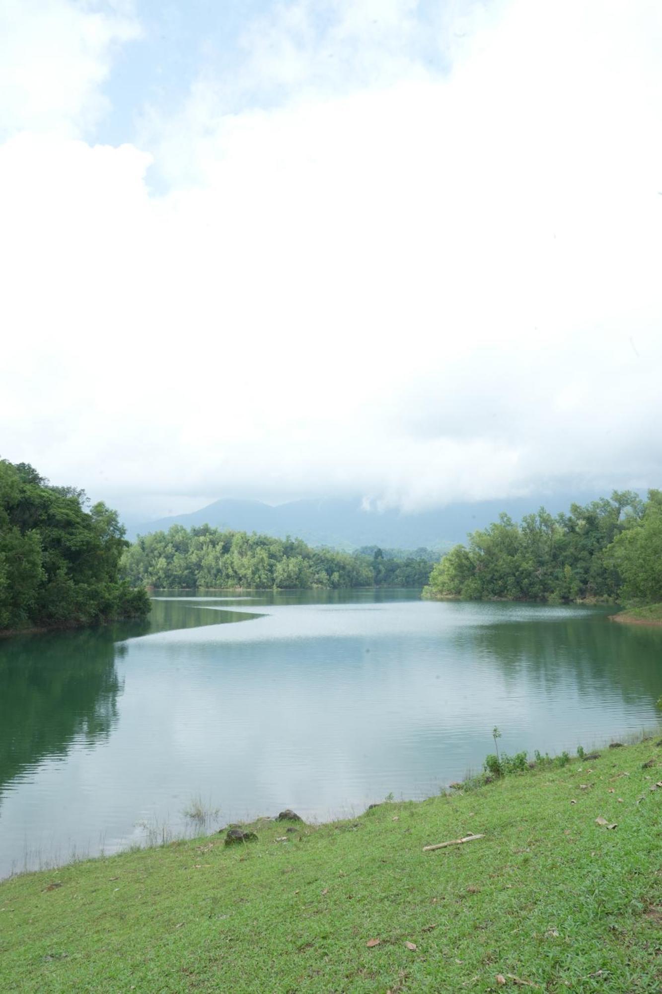 Serene Aqua Hills Kozhikode Hotell Mennanyam Eksteriør bilde