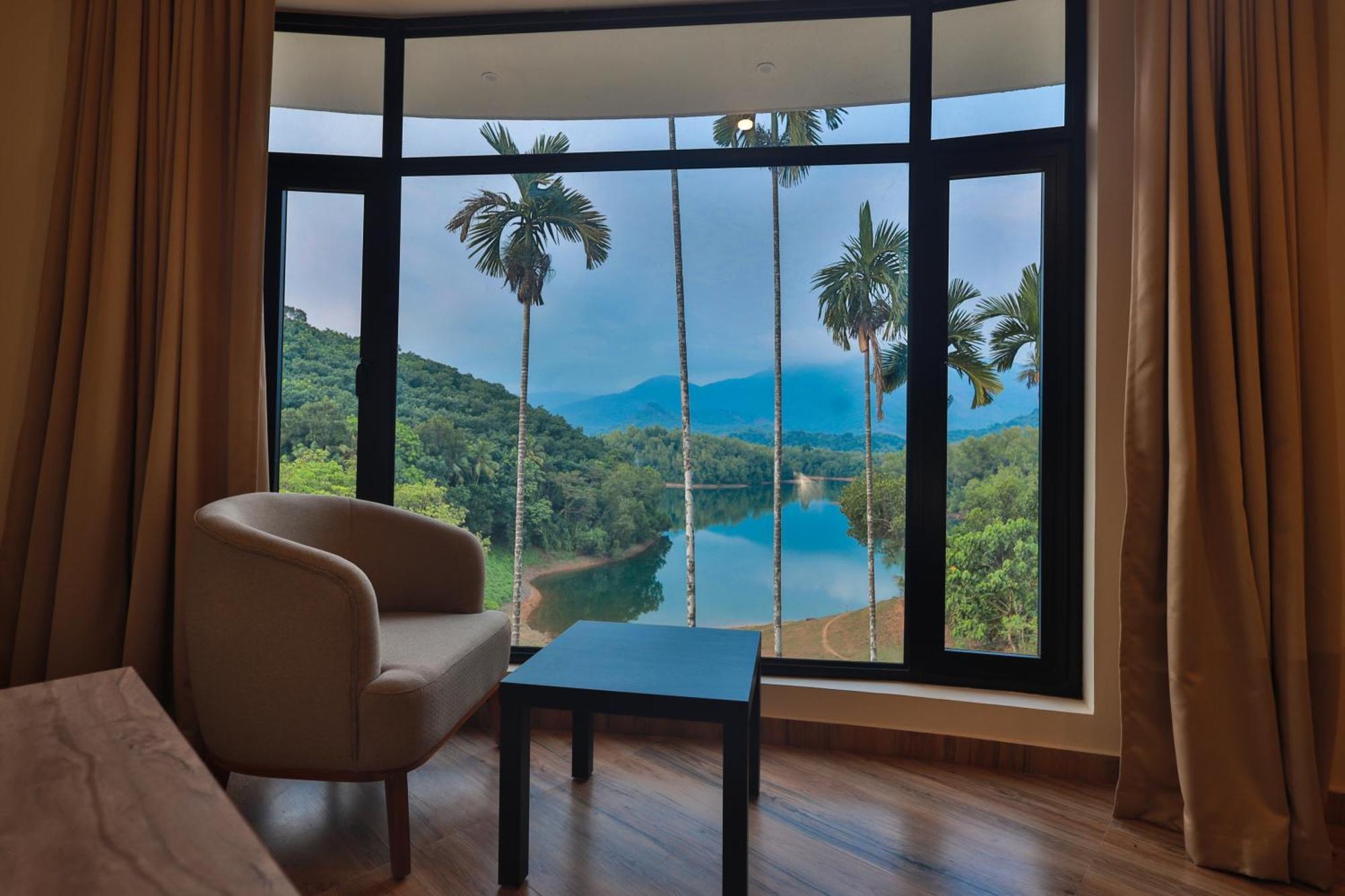 Serene Aqua Hills Kozhikode Hotell Mennanyam Eksteriør bilde