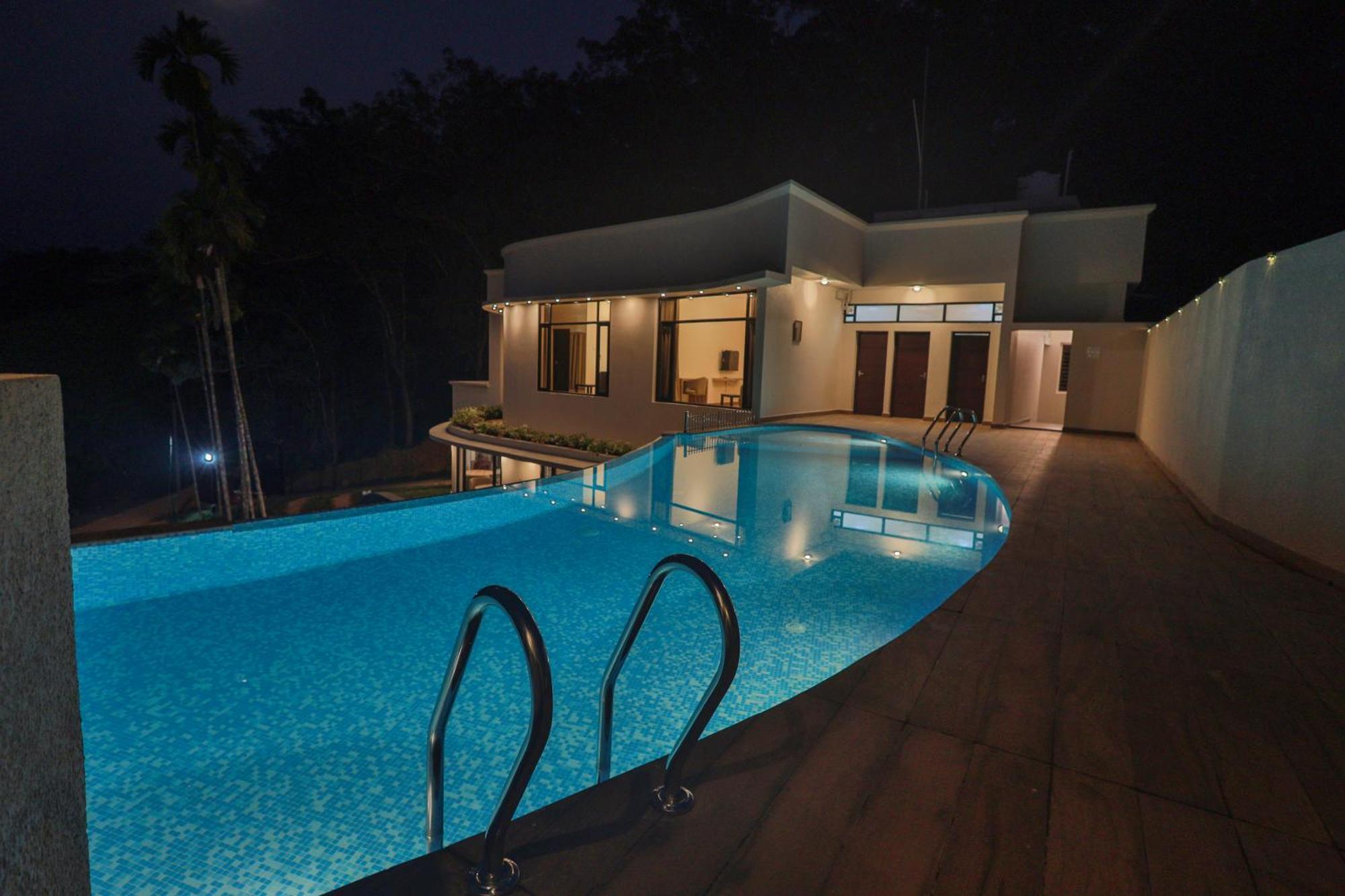 Serene Aqua Hills Kozhikode Hotell Mennanyam Eksteriør bilde