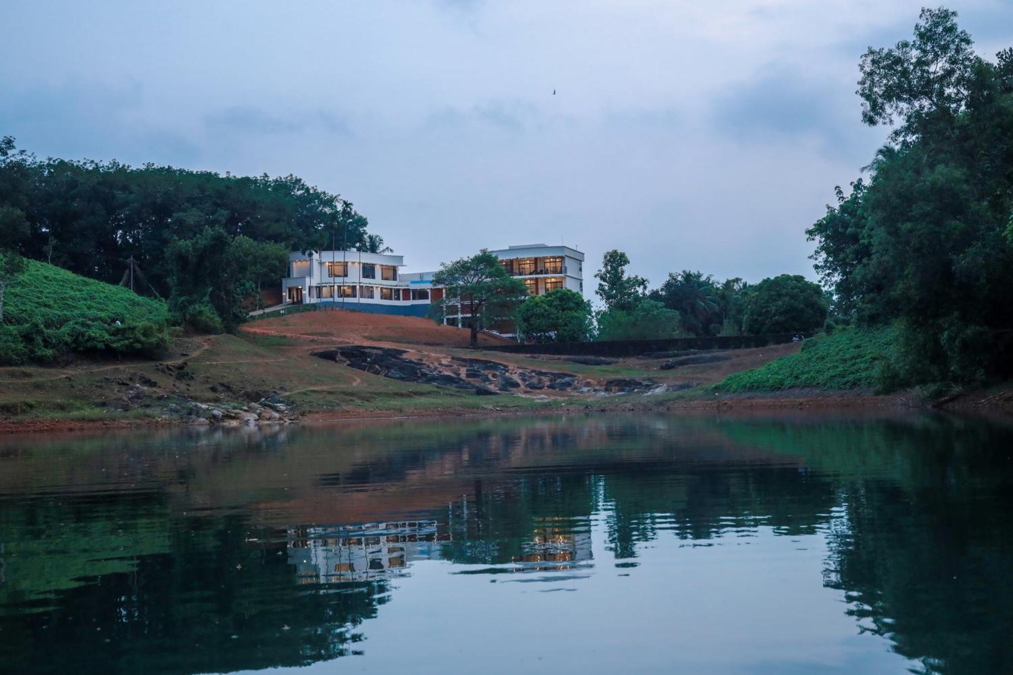 Serene Aqua Hills Kozhikode Hotell Mennanyam Eksteriør bilde